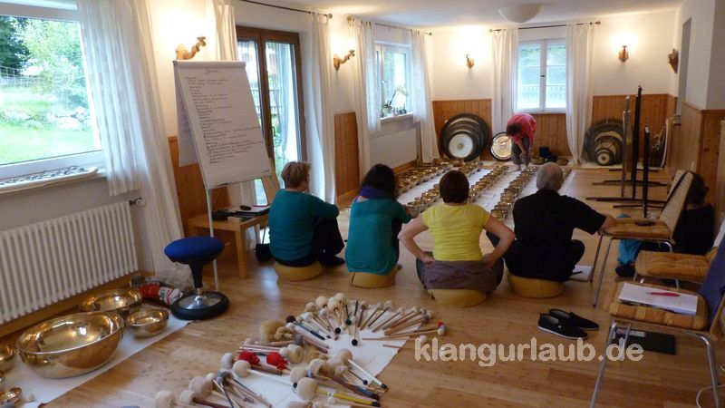 Ausbildung für Klangschalen-Klangmassage, Teilnehmer untersuchen Größen und Qualität von Klangschalen